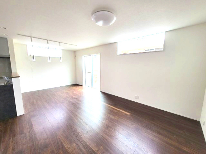 売新築戸建　沼津市東椎路の居間・リビング|大きい窓から入るたっぷりの日差しが嬉しいですね。落ち着いたナチュラルカラーで心地よい空間を演出してくれます。