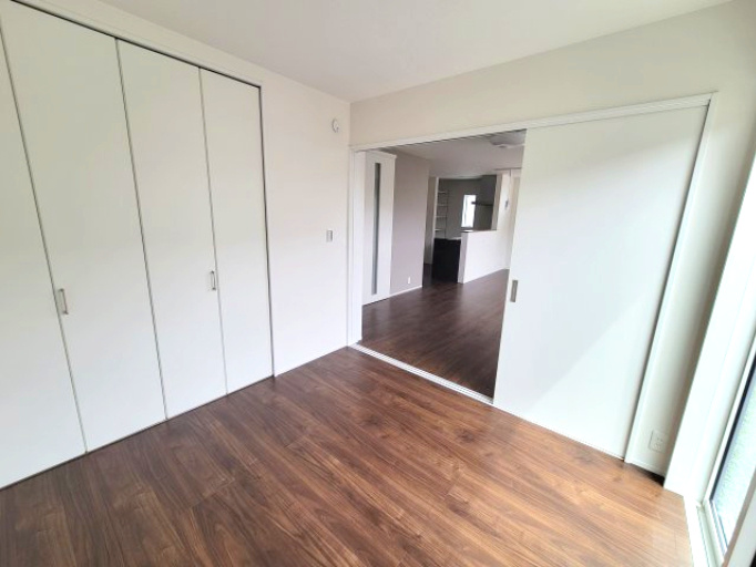 売新築戸建　沼津市東椎路の洋室|リビング横に洋室があるのでお布団をひいて食後に気持ち良くお昼寝出来そうですね。窓が多く明るい室内となっています。