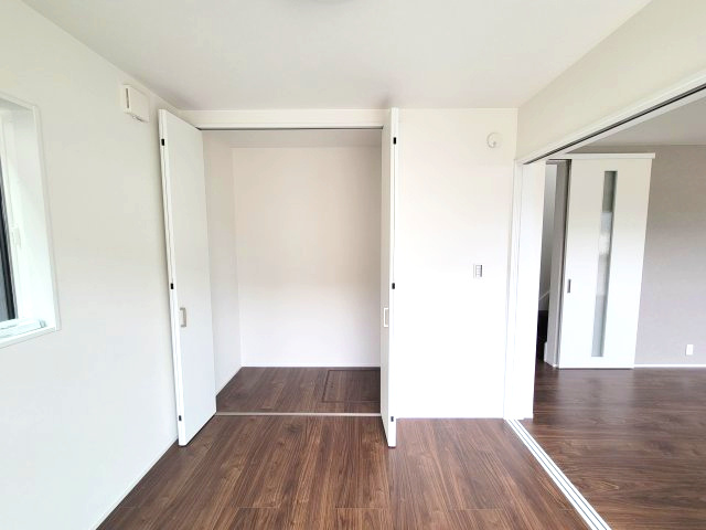 売新築戸建　沼津市東椎路の収納|リビング続きの洋室なので扉を開ければ広々と使えます。収納スペースがしっかり確保されており、部屋を広々と使えます。