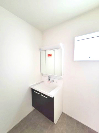 売新築戸建　沼津市東椎路の独立洗面台|窓があるので明るい室内です。独立洗面台があるので収納スペースも多くあります。鏡もあるので朝の支度にも便利です。