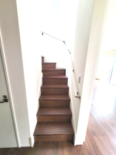 売新築戸建　沼津市東椎路の内装|安全に配慮したかね折れ階段です。階段には手摺があり安心です。