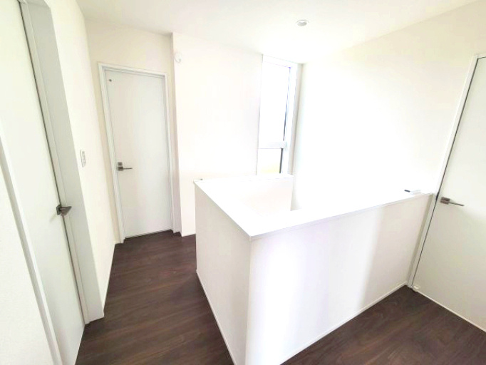 売新築戸建　沼津市東椎路の内装|上部に窓があるので明るくなっています。自然光は温もりがあっていいですね。