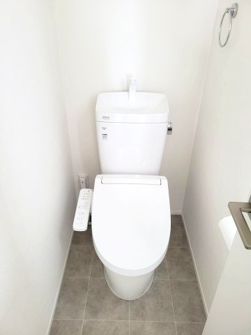 売新築戸建　沼津市東椎路のトイレ|トイレには窓があり明るい室内です。トイレが各階にあります。忙しい朝や、ファミリー世帯は助かりますね。