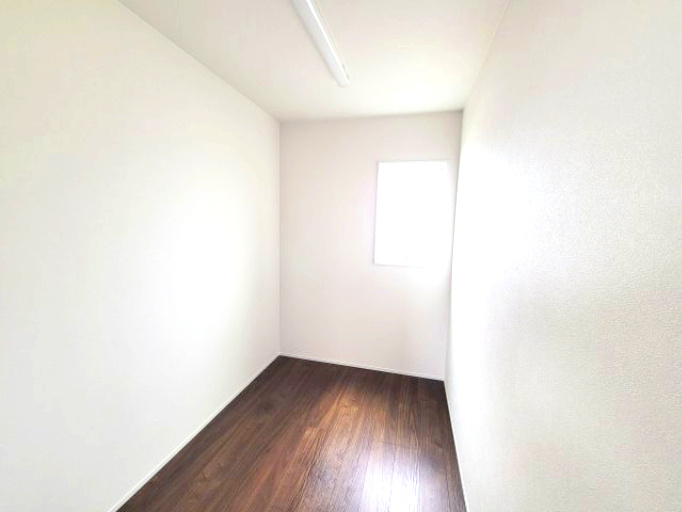 売新築戸建　沼津市東椎路の洋室|家族に嬉しいファミクロがあります。洗濯後の動線がスムーズで、面倒な片付けもラクラクおこなえます。