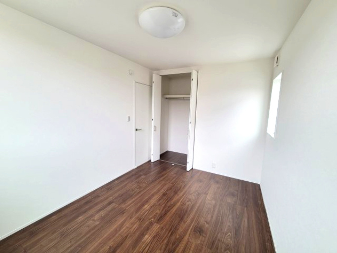 売新築戸建　沼津市東椎路の洋室|寝室や仕事部屋など使い勝手の良い広さの洋室です。モダンでありながら温かみのあるデザインが、空間全体を引き立てます。