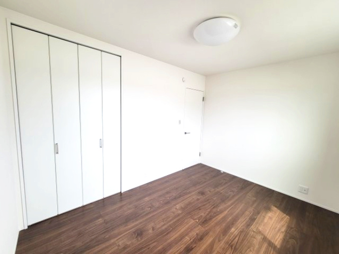 売新築戸建　沼津市東椎路の洋室|コンパクトな広さなので掃除が手間にならずいつでも清潔に保てます。荷物をしまってお部屋を広く使う事が出来ます。