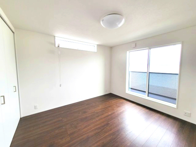 売新築戸建　沼津市東椎路の洋室|大きな窓があるので部屋にやわらかな陽光が注ぎます。収納スペースがしっかり確保されており、部屋を広々と使えます。