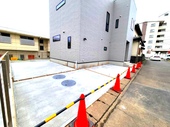 売新築戸建　沼津市東椎路の駐車場|建物横に駐車スペースがあり、3台駐車可能です。間口が広くとられており駐車がしやすくなっています。