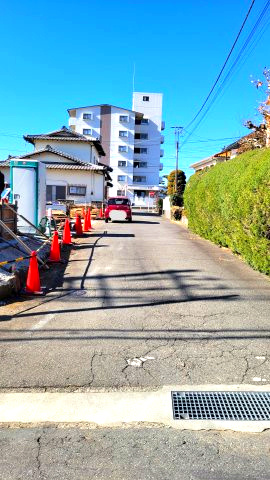 売新築戸建　沼津市東椎路の前面道路含む現地写真|閑静な住宅地に位置しています。車通りが少なく騒音も気にならない穏やかな環境です。