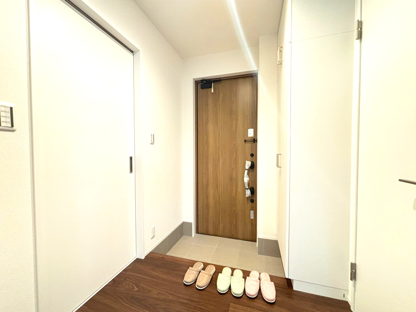 売新築戸建　沼津市東椎路の玄関|感知識の照明なので消し忘れの心配もなく、省エネ仕様となっております。