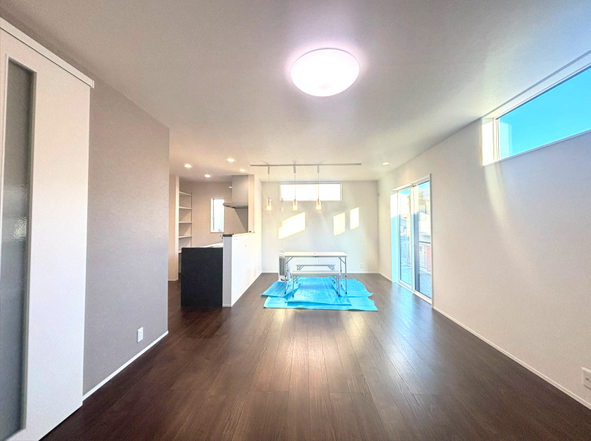 売新築戸建　沼津市東椎路の居間・リビング|多方面から陽光が差し込み、明るく開放感のあるリビングとなっております。