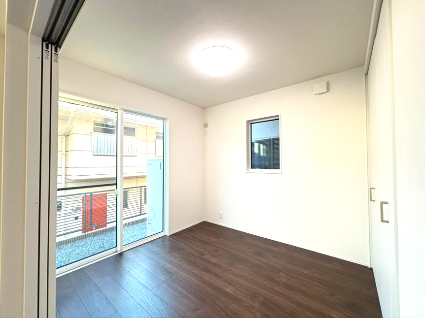 売新築戸建　沼津市東椎路の洋室|リビング続きの洋室は、お子様の遊び場、寝室、荷物置場などなど。色々は使い方ができます。