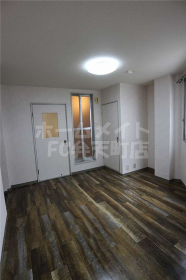 【居間・リビング】 | エスタイル天保山 | ゆったり過ごせる居間です