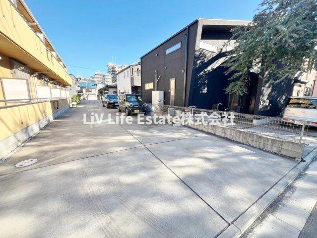 フローレンス一橋　４号館の駐車場