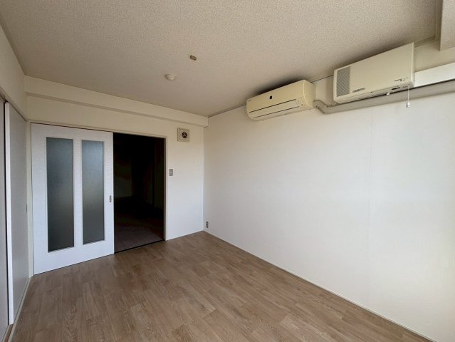 荒井ビルの洋室