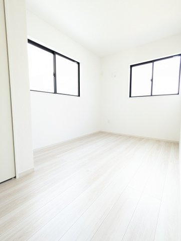 水戸市東台1期の洋室|フローリングの部屋は家具やインテリアともマッチしてお洒落感が出やすく身の周りの整理がしやすく魅力的です～♪