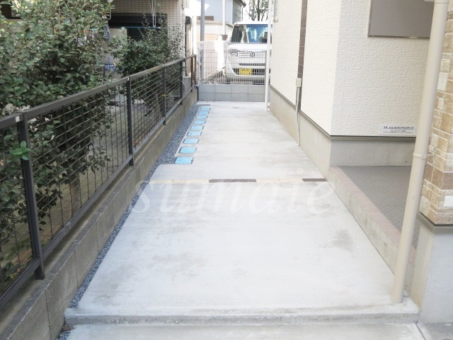 ソレイユ北赤羽のエントランス|建物前のスペースです☆彡