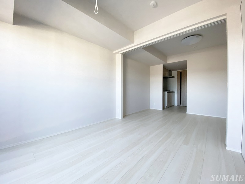 Alivis東十条の洋室|別角度から見た洋室とリビングです☆