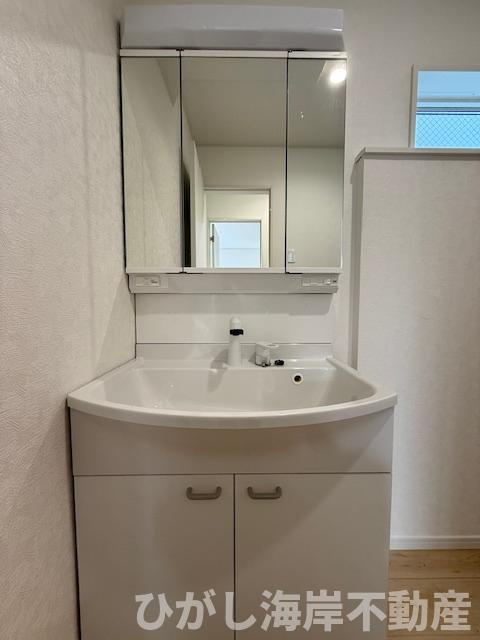 平塚市達上ケ丘　新築戸建　全2棟の独立洗面台|三面鏡化粧台