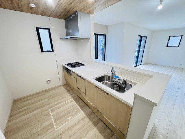 松戸市千駄堀新築戸建（千駄堀１期）のキッチン|お手入れしやすいレンジフード・シンクの水栓には浄水器がついてます！