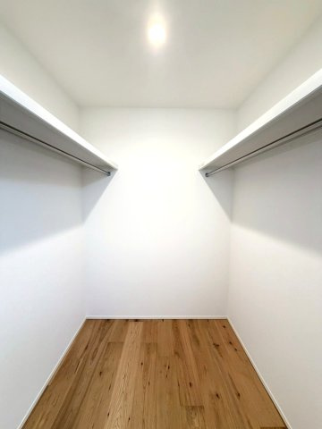 ＼新築モデルハウス／　好評販売中！　静岡市葵区新伝馬１期　全２邸の洋室|２階居室にはWICがあるため、季節の衣類もまとめて収納できます。