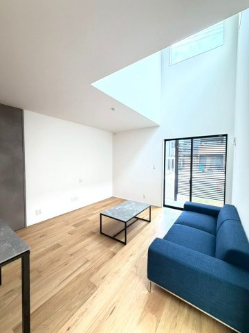 ＼新築モデルハウス／　好評販売中！　静岡市葵区新伝馬１期　全２邸の居間・リビング|掃き出し窓の前には目隠しの格子があり、プライベート空間を確保しております。