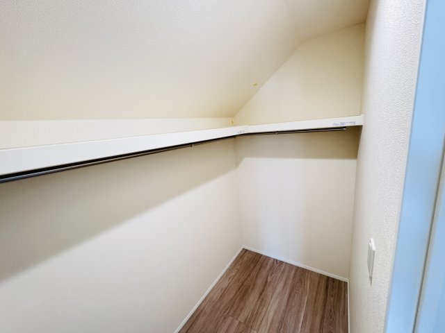 松戸市小山新築戸建【南部小学校：4分】の収納|8帖寝室・ウォークインクローゼット