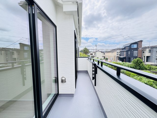 松戸市小山新築戸建【南部小学校：4分】のバルコニー|南向きワイドバルコニー・日当たり良好♪
