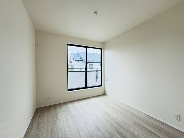 松戸市小山新築戸建【南部小学校：4分】の子供部屋|5.25帖洋室・南側バルコニー前の明るいお部屋です♪