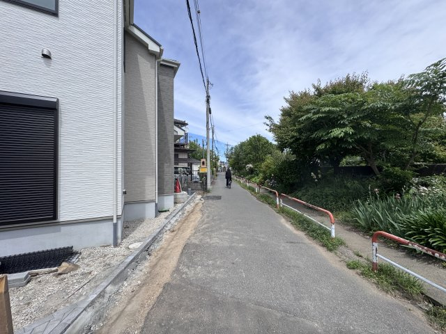 松戸市小山新築戸建【南部小学校：4分】の前面道路含む現地写真|東側前面道路