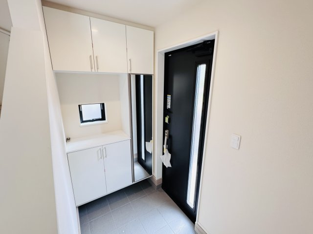 松戸市小山新築戸建【南部小学校：4分】の玄関|玄関ホール・ミラー付きシューズボックス