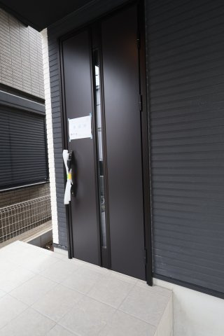 《仲介手数料無料》中央区下落合２丁目12-5新築一戸建てケイアイグレイスの玄関