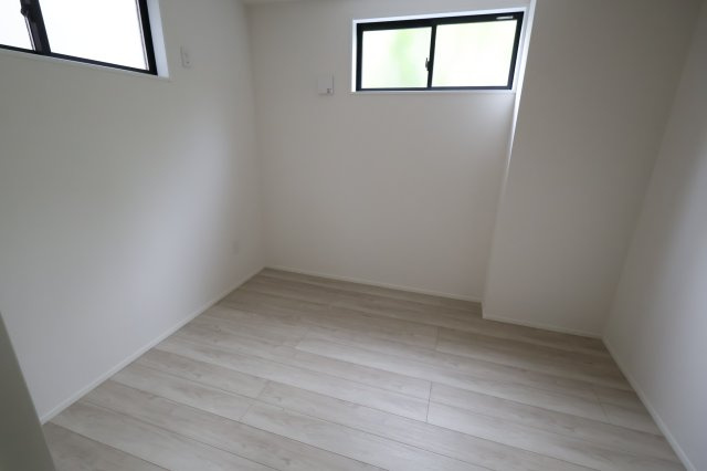 《仲介手数料無料》中央区下落合２丁目12-5新築一戸建てケイアイグレイスの洋室|1階 5帖