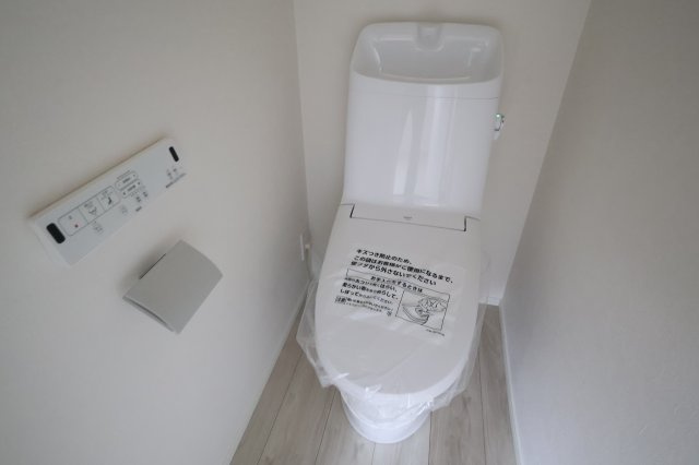 《仲介手数料無料》中央区下落合２丁目12-5新築一戸建てケイアイグレイスのトイレ|1階