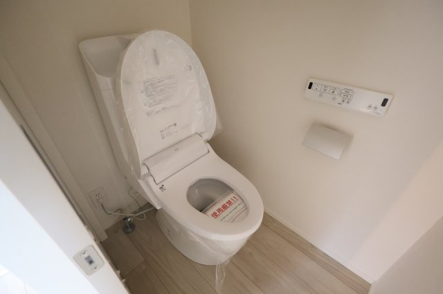 《仲介手数料無料》中央区下落合２丁目12-5新築一戸建てケイアイグレイスのトイレ|3階