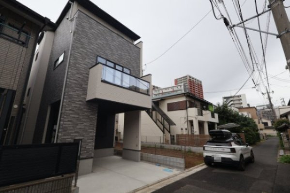 《仲介手数料無料》中央区下落合２丁目12-5新築一戸建てケイアイグレイスの外観|車の通りも少なく閑静な住宅街です。