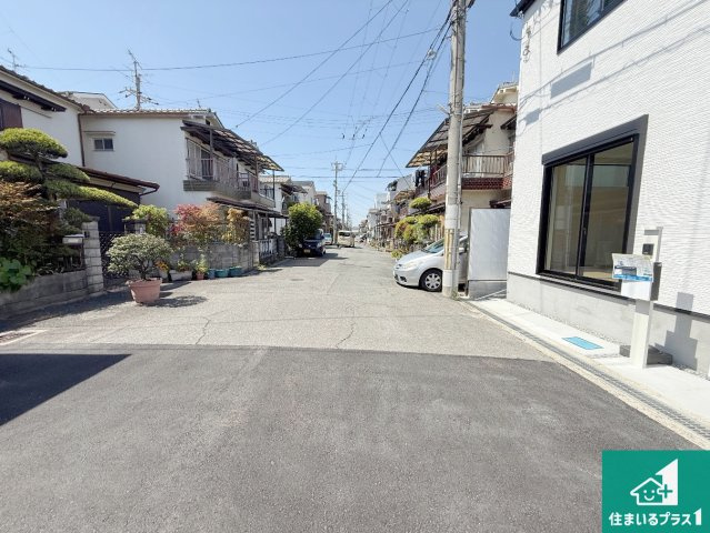 八尾市南本町　第1期　新築一戸建ての前面道路含む現地写真|周辺は閑静な住宅街！前面道路広々で車の出し入れも便利です。駐車が苦手な方でも安心して車庫入れできます！
