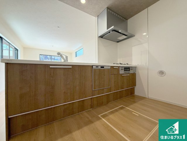 八尾市南本町　第1期　新築一戸建てのキッチン|リビングと統一感があり、使い勝手のいいキッチン。広々としているので、二人並んで作業が出来ちゃいます。お子様と一緒に色々なお料理に挑戦できるスペースがあります。