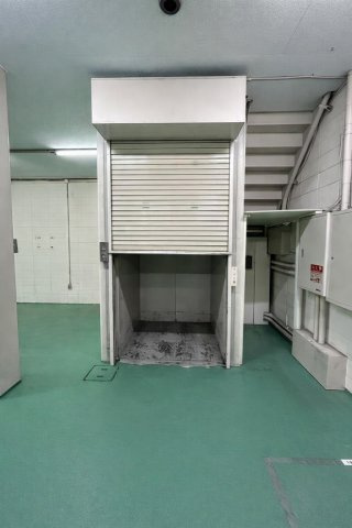 八尾市郡川2丁目　工場・店舗の洋室