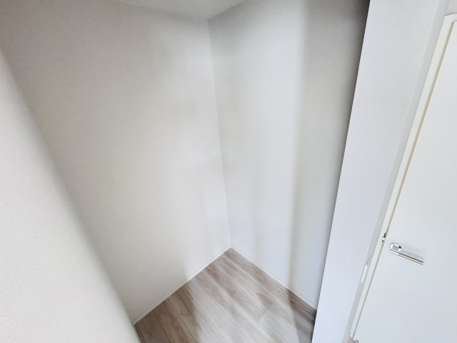 松戸市緑ヶ丘２丁目新築戸建【緑ヶ丘小学校：3分】の収納|8.6帖寝室・ウォークインクローゼット