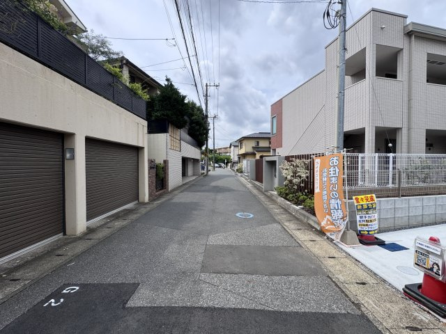 松戸市緑ヶ丘２丁目新築戸建【緑ヶ丘小学校：3分】の前面道路含む現地写真|東側前面道路