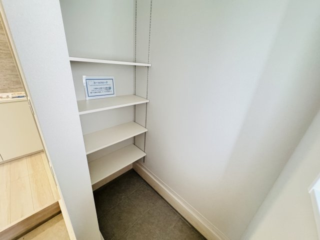 松戸市緑ヶ丘２丁目新築戸建【緑ヶ丘小学校：3分】の玄関|玄関ホール横・シューズインクローク