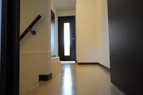 レオネクストクリエイト青木のその他|2階のお部屋には、階段上がってすぐに収納有り