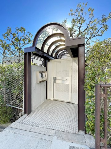 芦屋山手町アーバンライフのエントランス|芦有道路側にあるサブエントランス。バスを利用する場合や山手小学校への通学に便利