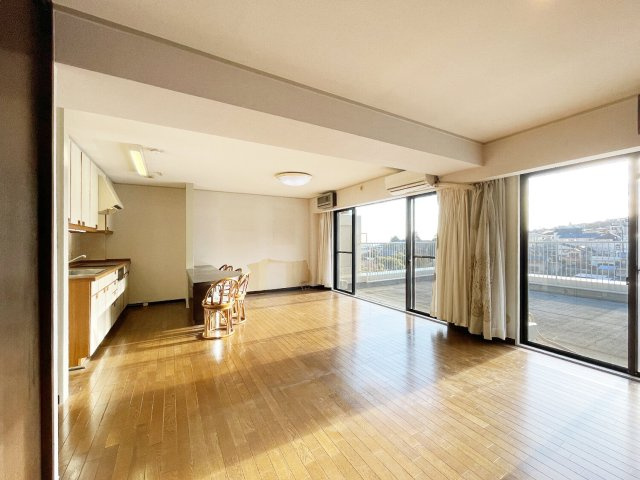 芦屋山手町アーバンライフの居間・リビング|キッチン交換・カウンター撤去予定