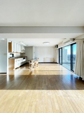 芦屋山手町アーバンライフの居間・リビング|こちらのリビングで趣味の時間をお楽しみください