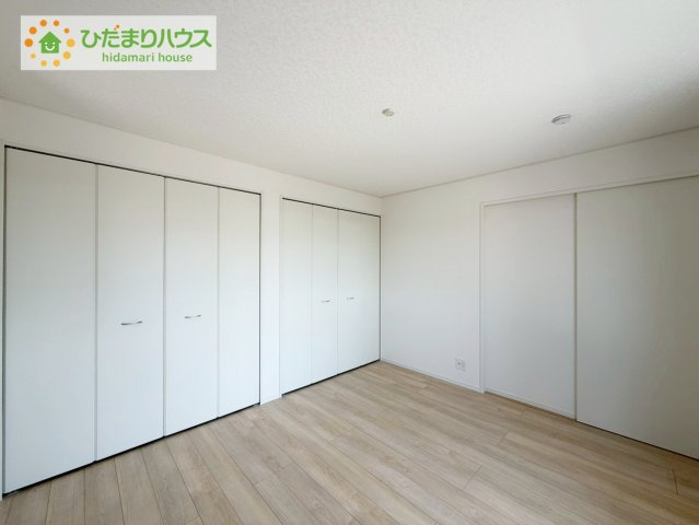 いわき市小名浜下神白第３　新築戸建　2号棟の寝室|バルコニーに面していて、たっぷり光りの入る明るい主寝室です！