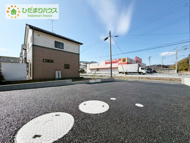 いわき市小名浜下神白第３　新築戸建　2号棟の前面道路含む現地写真|カースペース３台ＯＫ！来客用にもスペースを確保できて安心ですね(^^)/