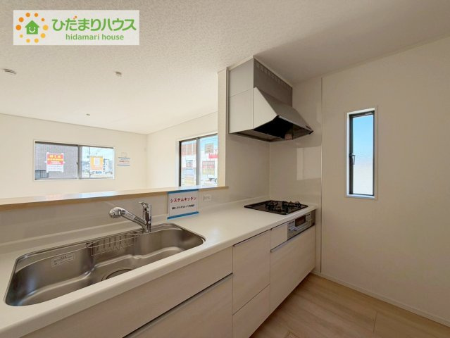 いわき市小名浜下神白第３　新築戸建　2号棟のキッチン|手元は隠しながら、リビングとも会話できるセミオープンキッチン