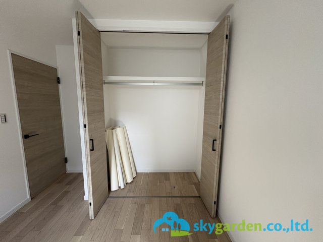 茅ヶ崎市緑が浜　新築戸建　全2棟1号棟の玄関|収納もある玄関です